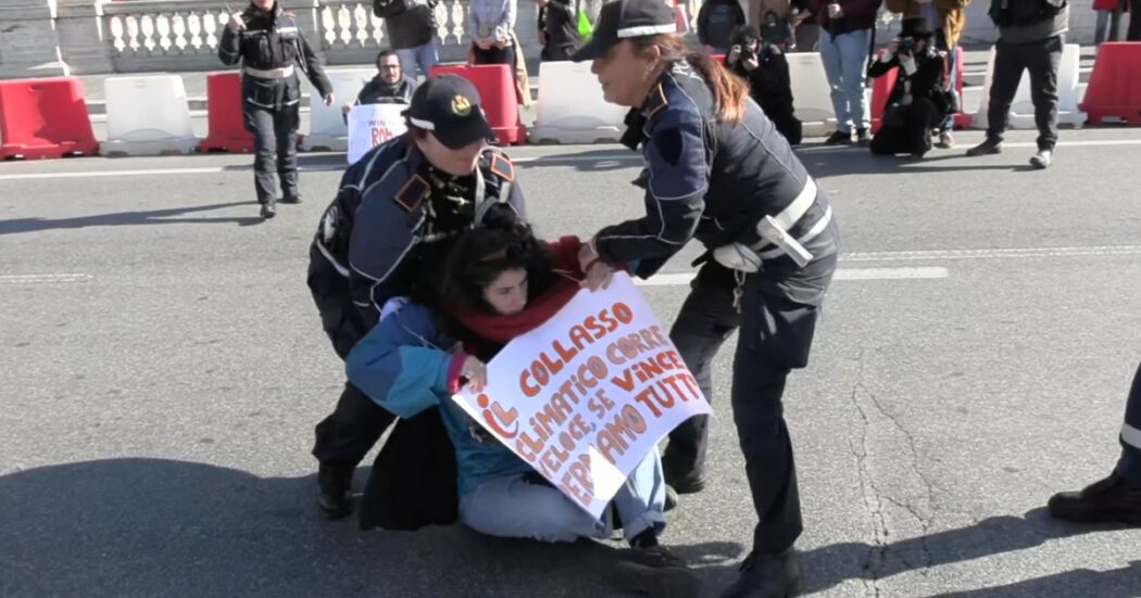 Roma, attivisti di Ultima generazione occupano la strada al passaggio della maratona: “Non ci sarà più acqua per tutti”