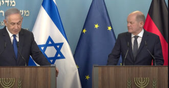 Copertina di Scholz vede Netanyahu: “Non possiamo restare a guardare i palestinesi che muoiono di fame”. Il premier israeliano: “Hamas ruba gli aiuti”
