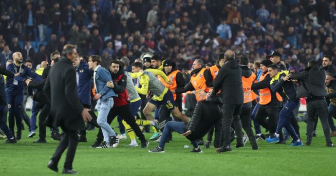 Scene agghiaccianti in Trabzonspor-Fenerbahce: maxi-rissa tra tifosi e giocatori ospiti