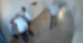 Copertina di Calci e pugni ai detenuti nel carcere di Foggia: i video dei pestaggi che incastrano gli agenti