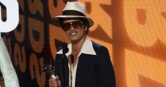 Copertina di Bruno Mars, 50 milioni di debiti accumulati con il poker in un casinò di Los Angeles: “Costretto a cantare lì per ripagare i conti”