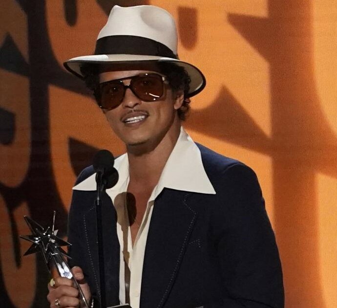 Bruno Mars, 50 milioni di debiti accumulati con il poker in un casinò di Los Angeles: “Costretto a cantare lì per ripagare i conti”