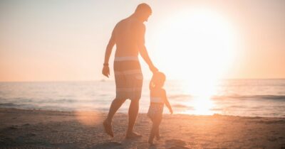 Copertina di “Stop a sberle e sculacciate, i metodi della vecchia generazione di genitori non funzionano”: la critica della giovane mamma Jasmine Jones su TikTok