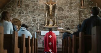 Copertina di “Stress da lavoro”, il prete si prende un periodo di pausa dalla sua parrocchia in provincia di Belluno