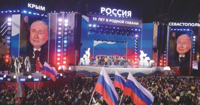 Copertina di Putin, il trionfo perfetto: “Dieci anni dopo torna la Crimea”