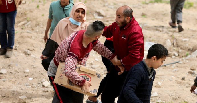 Gaza, c’è chi muore per un po’ di farina