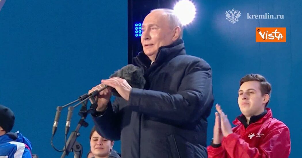 Russia, Putin accolto dagli applausi al concerto per l’anniversario dell’annessione della Crimea