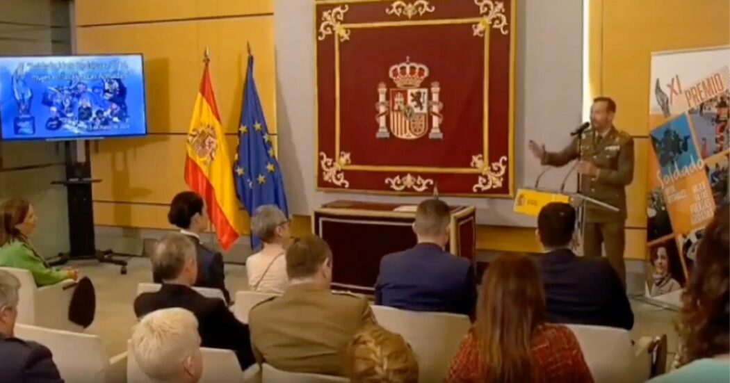 L’originale esibizione del tenente colonnello spagnolo alla premiazione delle Forze Armate: il video