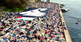 Copertina di Spagna, centinaia di persone sdraiate a terra per simulare i morti di Gaza: la protesta nella città basca di San Sebastian