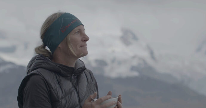 Copertina di “Alta quota”, il documentario sulle montagne morenti: tra ghiacciai che svaniscono e vette che si sgretolano