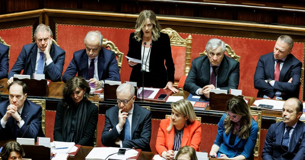 Meloni al Senato: “Sosteniamo Kiev. Macron? Evitare l’escalation a ogni costo”. E condanna “le elezioni farsa in territorio ucraino”. Salvini assente