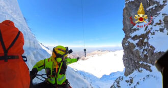 Copertina di Il salvataggio rischioso (e spettacolare) dei vigili del fuoco sul monte Mondolè: così hanno recuperato tre alpinisti – Video