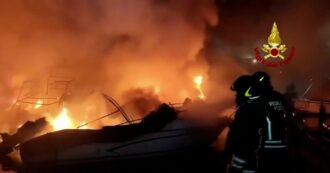 Copertina di Genova, incendio nella notte nel porto turistico di Prà: otto imbarcazioni ormeggiate distrutte dalle fiamme – Video