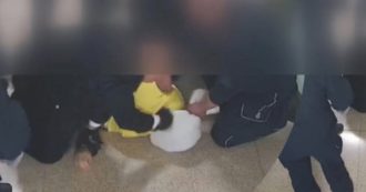 Copertina di Torture nel carcere di Reggio Emilia: il Comune non si costituisce parte civile, l’assessore difende l’agente