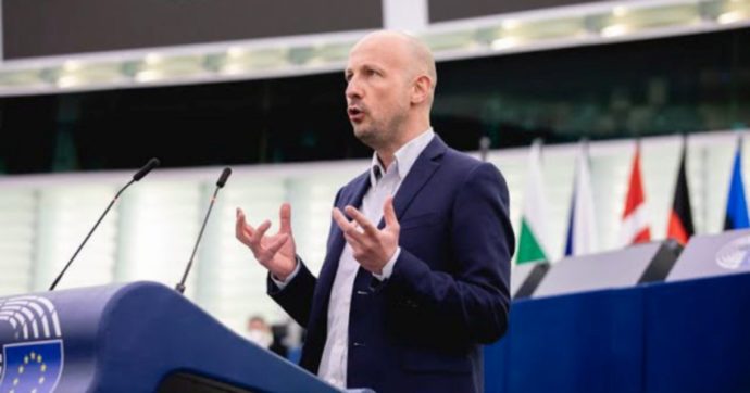 L’Eurodeputato Marc Botenga: “Sparate di Macron pericolose, così la Ue ha perso credibilità”