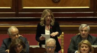 Copertina di Meloni in Senato: “Come ci si può sedere al tavolo delle trattative con la Russia che non ha mai rispettato gli accordi?”
