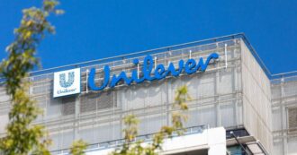 Copertina di Unilever vara un piano di riduzione dei costi con 7.500 licenziamenti e scorpora l’attività dei gelati. La borsa applaude