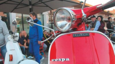 Copertina di Dopo la morte del marito in Vespa a Trieste era risalita in sella per fare il giro del mondo da sola: Sandra Carozzi muore a 63 anni in Cina, nel giorno in cui avrebbe festeggiato 10 anni di nozze con Mario