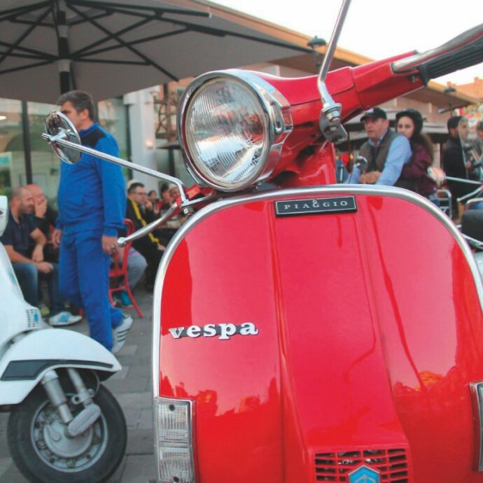 Dopo la morte del marito in Vespa a Trieste era risalita in sella per fare il giro del mondo da sola: Sandra Carozzi muore a 63 anni in Cina, nel giorno in cui avrebbe festeggiato 10 anni di nozze con Mario