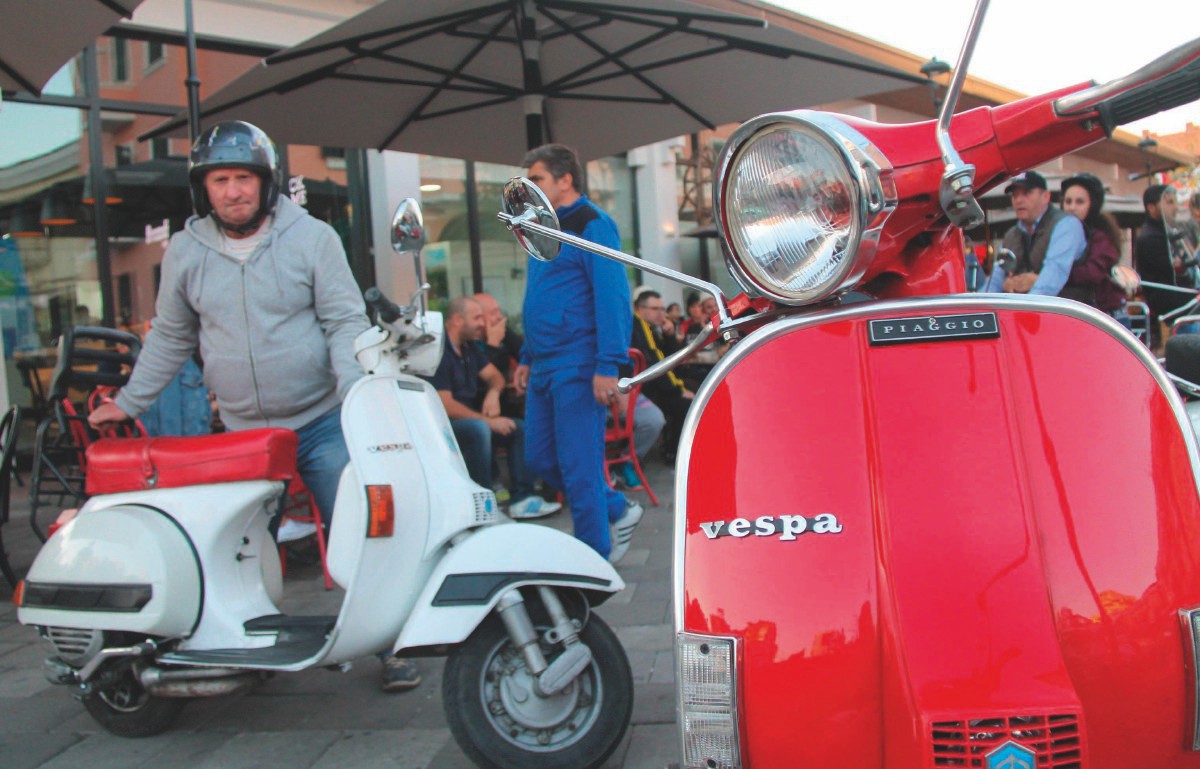 Dopo la morte del marito in Vespa a Trieste era risalita in sella per fare il giro del mondo da sola: Sandra Carozzi muore a 63 anni in Cina, nel giorno in cui avrebbe festeggiato 10 anni di nozze con Mario