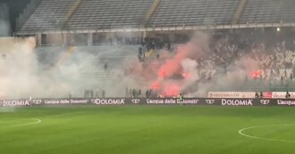 Copertina di Padova-Catania, scontri tra tifoserie: ultras sfondano le barriere e corrono verso gli avversari. 5 arresti
