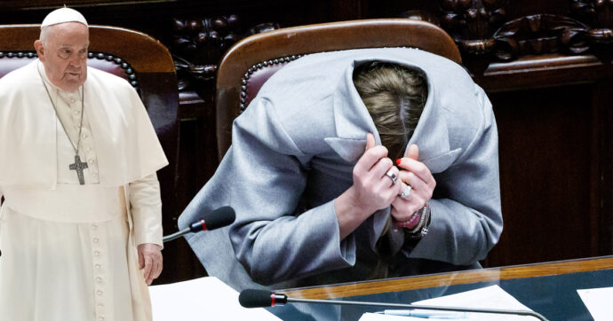 Il teatrino di Meloni alla Camera: “La pace? Impossibile un tavolo”