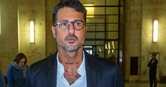 Copertina di Caso scommesse, Fabrizio Corona a giudizio per diffamazione: tre calciatori lo hanno denunciato