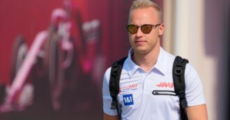 Copertina di L’ex pilota russo Nikita Mazepin tolto dalla blacklist Ue: per via delle sanzioni ha perso il posto in F1