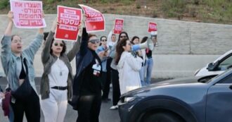 Copertina di Tel Aviv, famiglie degli ostaggi rapiti da Hamas bloccano di nuovo l’autostrada per protesta: “Il Governo li riporti a casa”