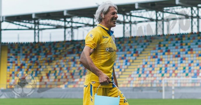 Ti ricordi… le vecchie glorie del calcio romantico e quel secchio blu che la pagina social riporta in campo