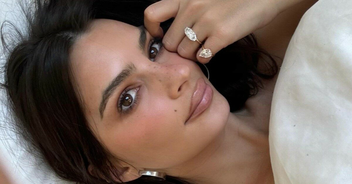 Emily Ratajkowski lancia un nuovo trend simbolo di rinascita: trasforma l’anello di fidanzamento dell’ex marito in due “gioielli del divorzio”