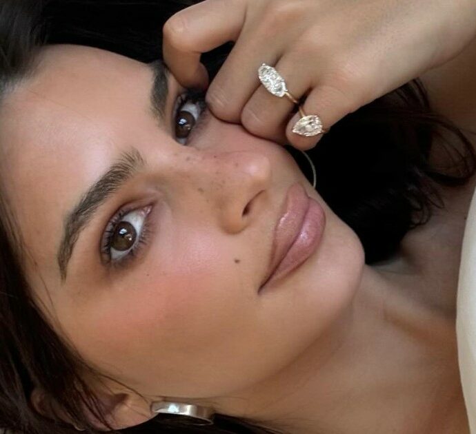 Emily Ratajkowski lancia un nuovo trend simbolo di rinascita: trasforma l’anello di fidanzamento dell’ex marito in due “gioielli del divorzio”