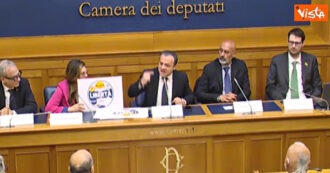 Copertina di Europee, lo show di Cateno De Luca: “Il nostro slogan sarà ‘Roma ladrona’. Io sono più leghista dei leghisti”