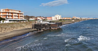 Copertina di Erosione della costa a Latina, le strutture degli stabilimenti balneari finiscono in acqua – Video