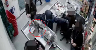 Copertina di Afragola, punta la pistola contro la cassiera in un supermercato: finanziere lo disarma e sventa la rapina – Video