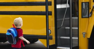 Copertina di Bimba di 4 anni dimenticata sullo scuolabus viene salvata dopo ore da un gruppo di studenti