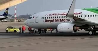 Copertina di Blitz dei “No Cpr” a Malpensa: gli attivisti irrompono nella pista e bloccano il volo in partenza per il Marocco – Video