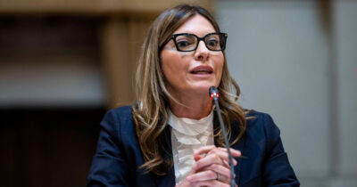 Copertina di Caso Almasri, i capigruppo della destra a Fontana: “Conflitto di attribuzione per Bartolozzi”