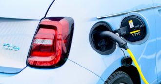 Copertina di Paradosso Fiat: la 500 elettrica viene riconvertita in “stile” termico