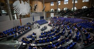 Copertina di FC Bundestag, la squadra di calcio del Parlamento tedesco mette fuori rosa i deputati di destra dell’AfD: il motivo