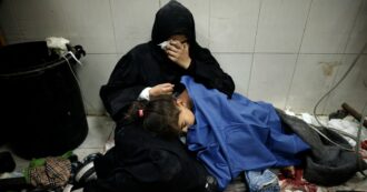 Copertina di Festa della Mamma a Gaza, tra morte e fuga dalle bombe. Mezzaluna Rossa: “Nella Striscia vengono uccise 37 madri ogni giorno”