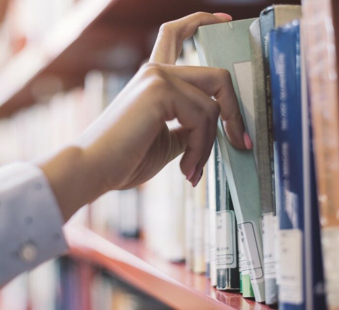 Libri avvelenati con l’arsenico, scatta l’allarme nelle biblioteche: “Attenzione a quelli con la copertina o le pagine verdi”