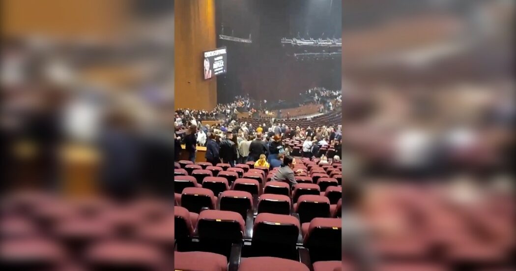 Attentato a Mosca, gli spari poi le urla: le prime immagini dentro la sala da concerto – Video