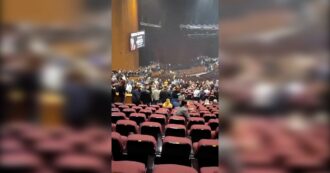 Copertina di Attentato a Mosca, gli spari poi le urla: le prime immagini dentro la sala da concerto – Video