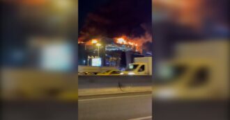 Copertina di Attentato a Mosca, in fiamme il tetto dell’auditorium Crocus City Hall: le immagini girate da un automobilista