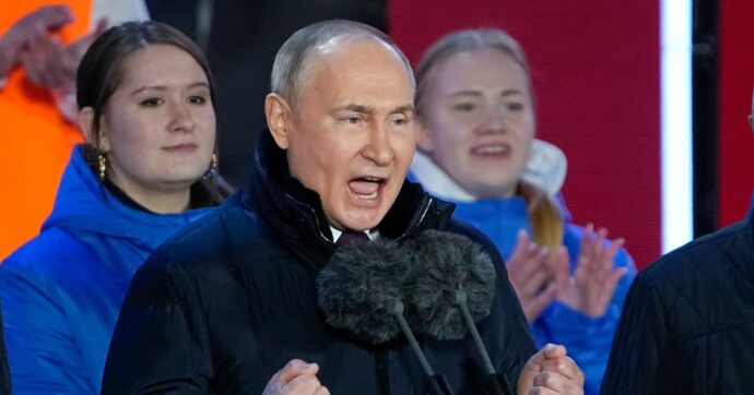 Strage a Mosca, Putin ammette: “Compiuta da radicali islamisti”. Ma evoca il ruolo di Kiev come “mandante”: “Chi ne trae beneficio?”