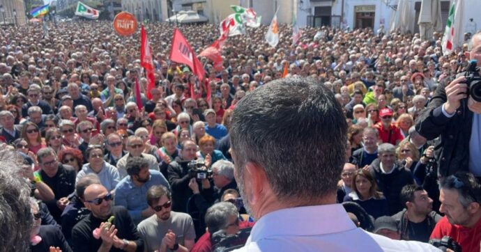 Non solo Bari, tutta la Puglia in piazza con Decaro: sindaci, studenti, anziani. Canfora: “Qui un secolo fa cacciarono le bande fasciste”
