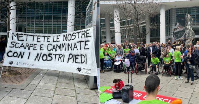 Lombardia, associazioni in piazza contro tagli ai caregiver fatti dalla Regione: “Risparmiano sulla disabilità, i diritti non sono priorità”