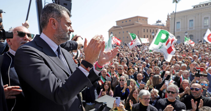 “Giù le mani da Bari”, migliaia in piazza in solidarietà a Decaro. Il sindaco: “Calpestano la città per vincere le elezioni a tavolino”