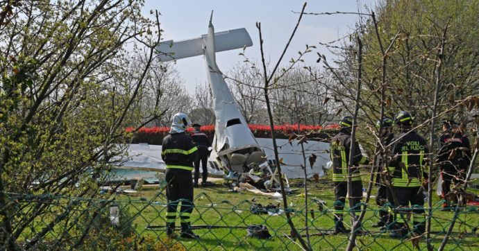Ultraleggero precipita in un giardino: 2 morti